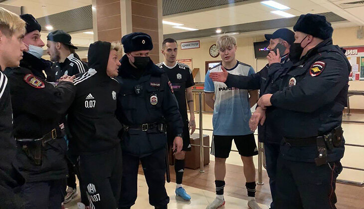 «Стрелять по нам будете? Смешно». Полиция задержала игрока «Амкала»: конфликт возник из-за фото с детьми после матча