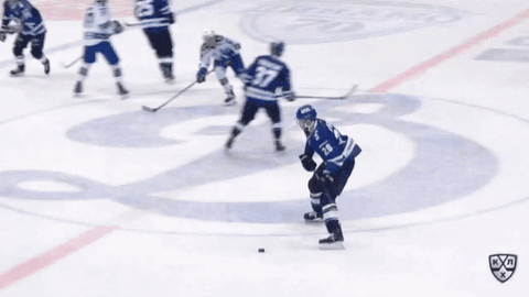 Защитник «Динамо» в третий раз забивает с центра площадки. Невероятно!