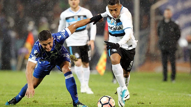 Один из последних матчей ПЕДРО РОШИ (справа) за &quout;Гремиу&quout;. Фото REUTERS