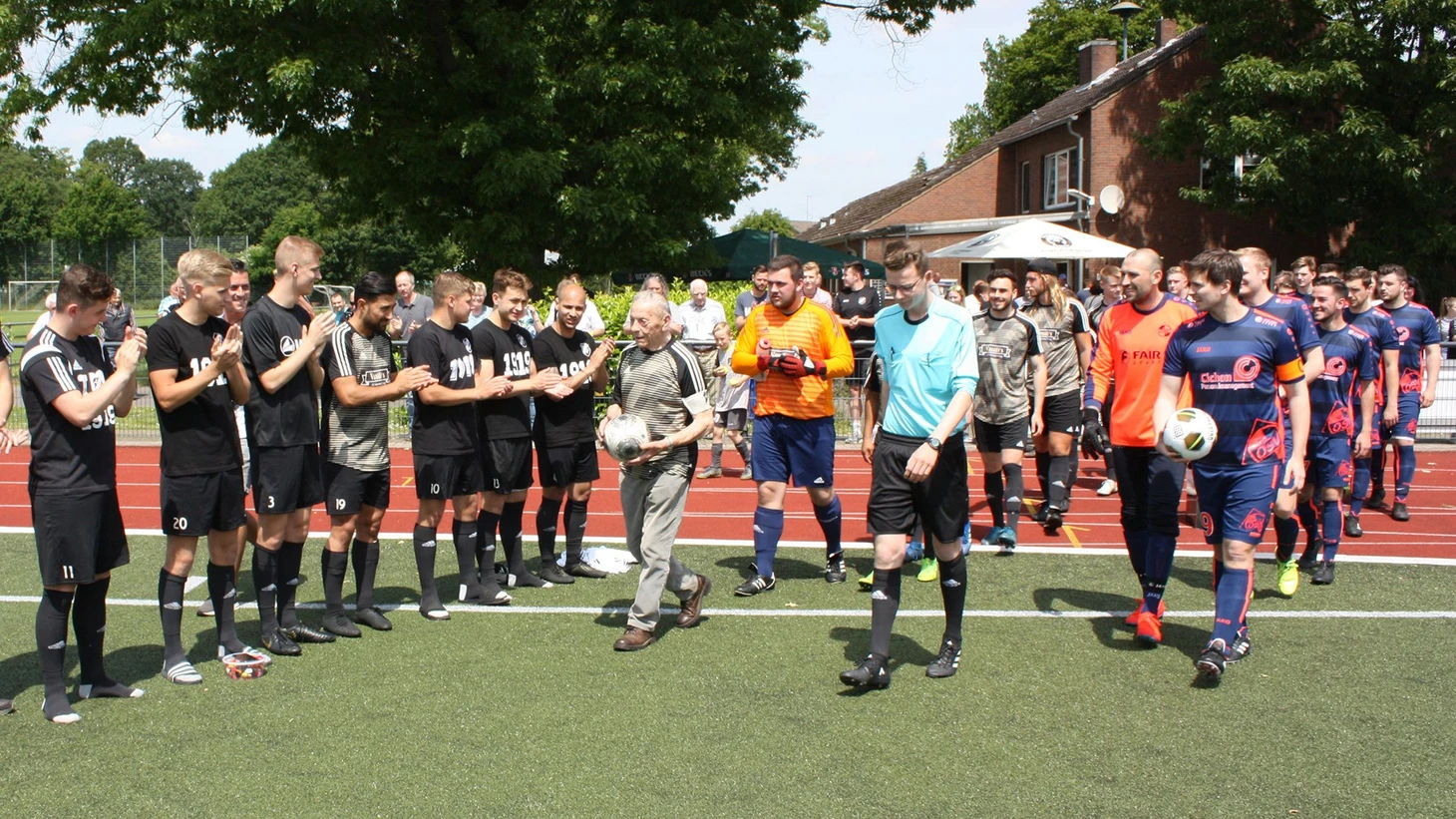 Лео выводит команды на поле