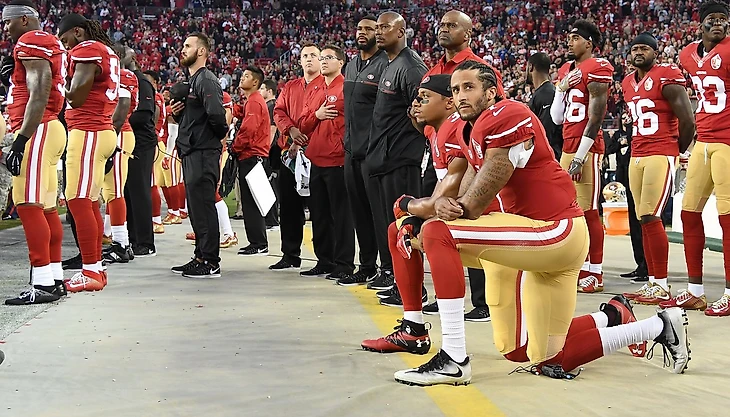 Сидячий протест Каперника на матче НФЛ