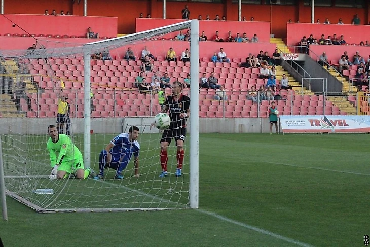 Менало забивает гол