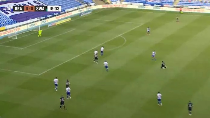 Фаворит Клоппа забил красоту и помог «Суонси» выйти в плей-офф. Обогнали конкурента всего на один мяч!