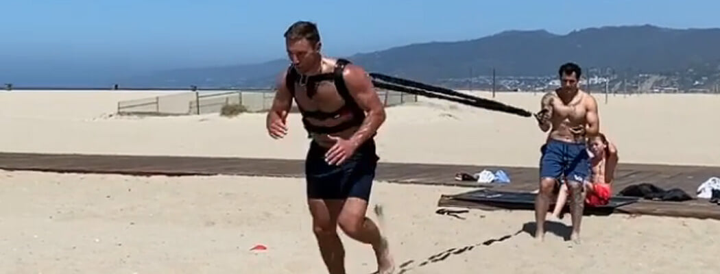 Кузнецов учится праздновать голы, Ковальчук танцует, а маскот «Флайерс» пугает детей: веселая подготовка к сезону продолжается