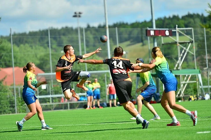 &quout;Яшин получил штук 20 и сказал: ну вас, я за сезон меньше пропускаю&quout;. Каким был гандбол 11 на 11?, изображение №10