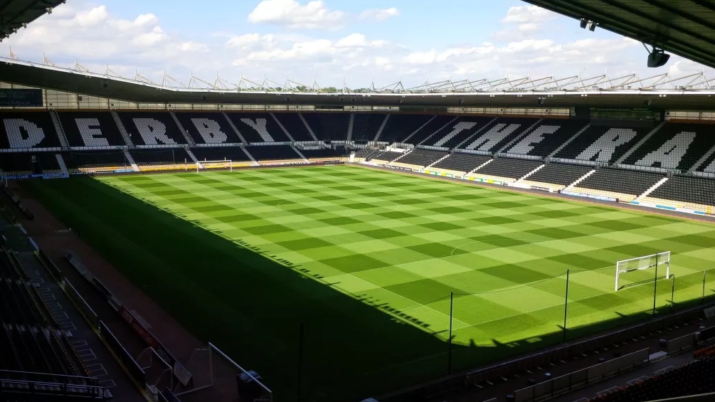 ● Первый матч в истории против «Дерби Каунти»