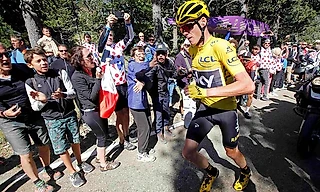 На своих двух. Как организаторы «Тур де Франс» вновь терпят фиаско