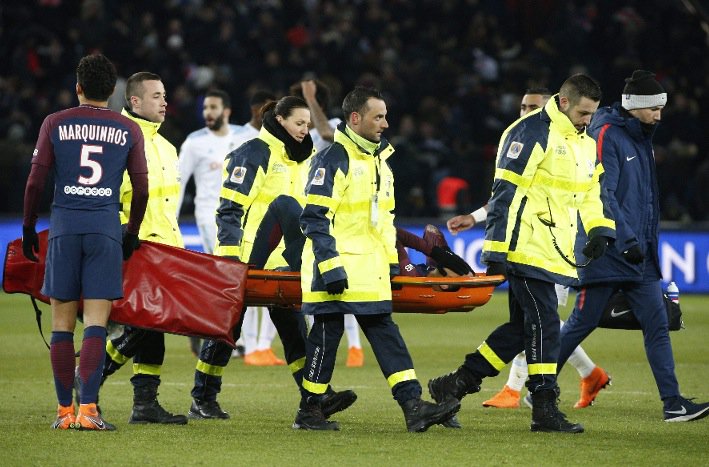 Неймар получил травму лодыжки. Бразильца унесли на носилках