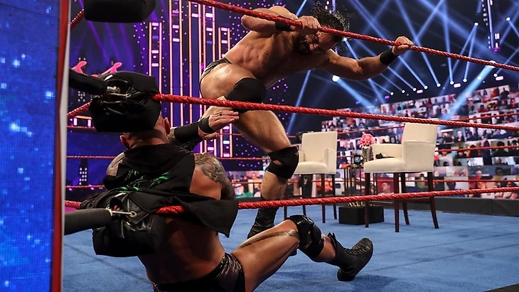 Обзор WWE Monday Night RAW 26.10.2020, изображение №23
