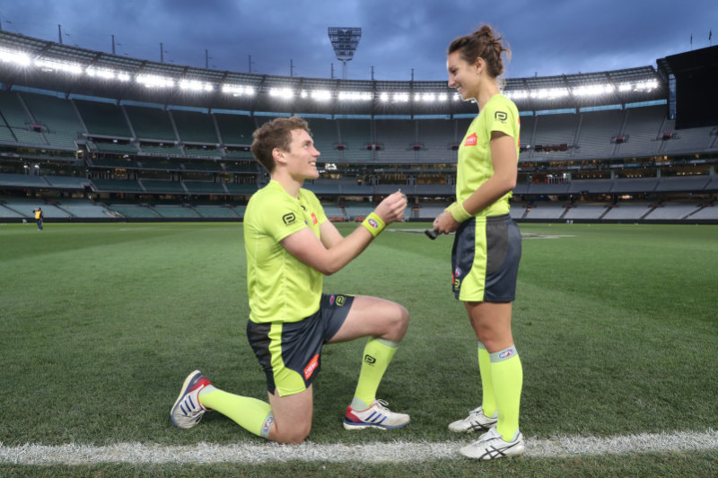 Предложение руки и сердца на главном стадионе австралийского футбола