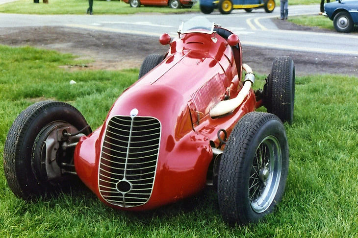 Maserati 4CL, на которой в 1950-1951 году выступали гонщики Scuderia Ambrosiana, правда в чёрно-синей цветовой раскраске, в честь футбольной команды Интер. 