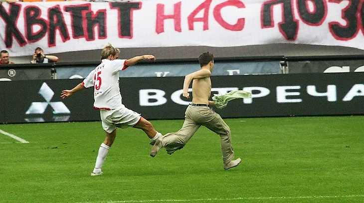 Стипе Плетикоса сбивает болельщика