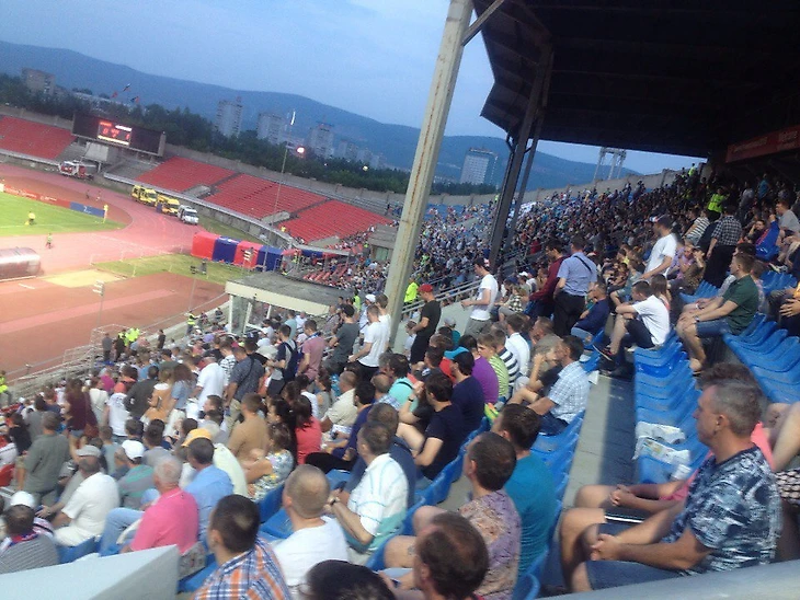 Зрители покидают трибуны Центрального стадиона