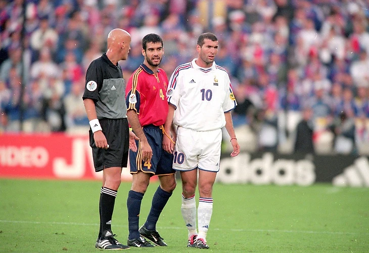 25 июня 2000 года. ЧЕ. 1/4 финала. Франция - Испания - 2:1. Пьерлуиджи Коллина, Хосеп Гвардиола и Зинедин Зидан.