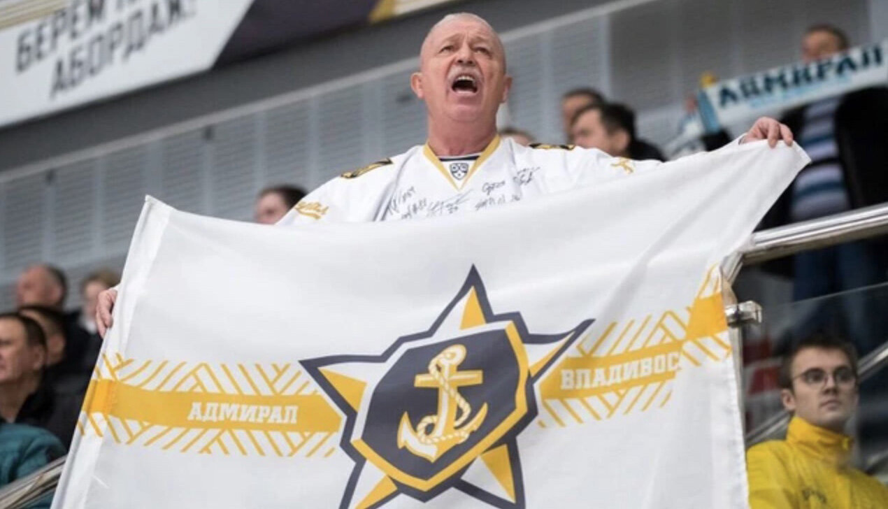 КХЛ выбрала лучшего болельщика – Михаил Ермаков носит фуражку, любит яхты и не пропустил ни одной домашней игры