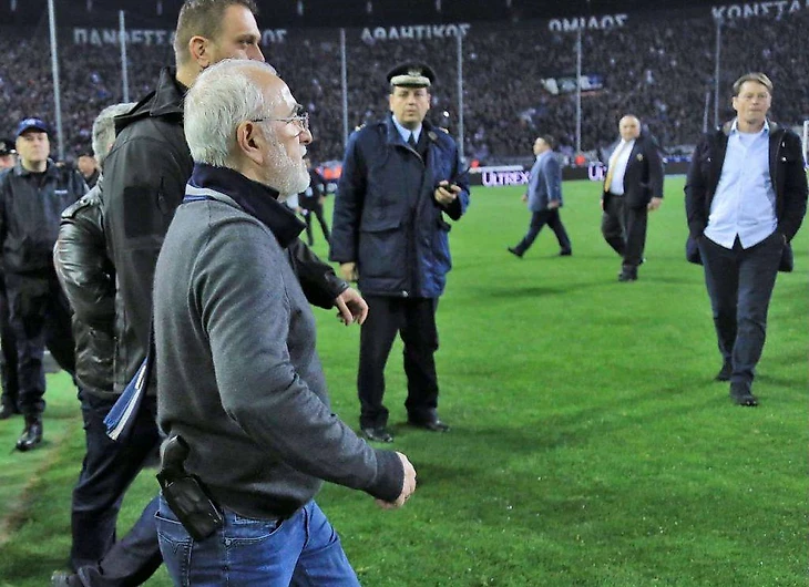 Саввиди с пистолетом на поясе