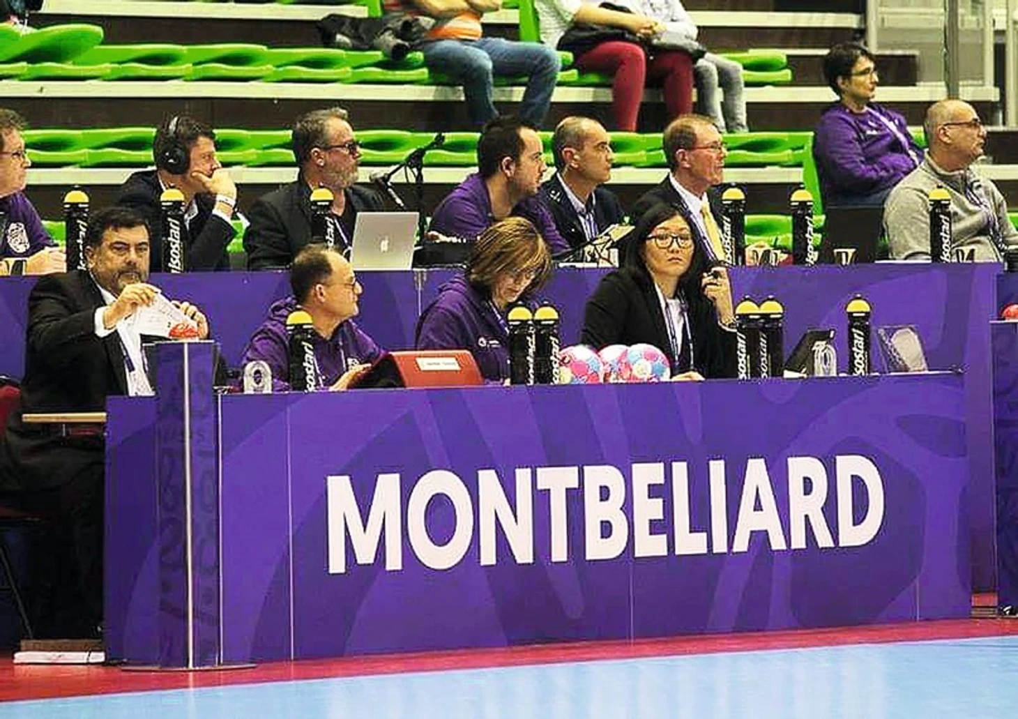 Людмила Бодниева в журнале "Быстрый центр". Как остаться в игре. Место в первом ряду, изображение №9