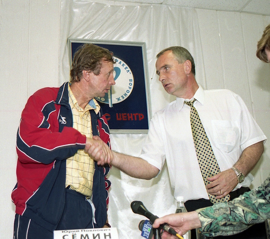 «Я смотрю, уж очень ты грозный...»: в гости к Факелу едет московский Локомотив