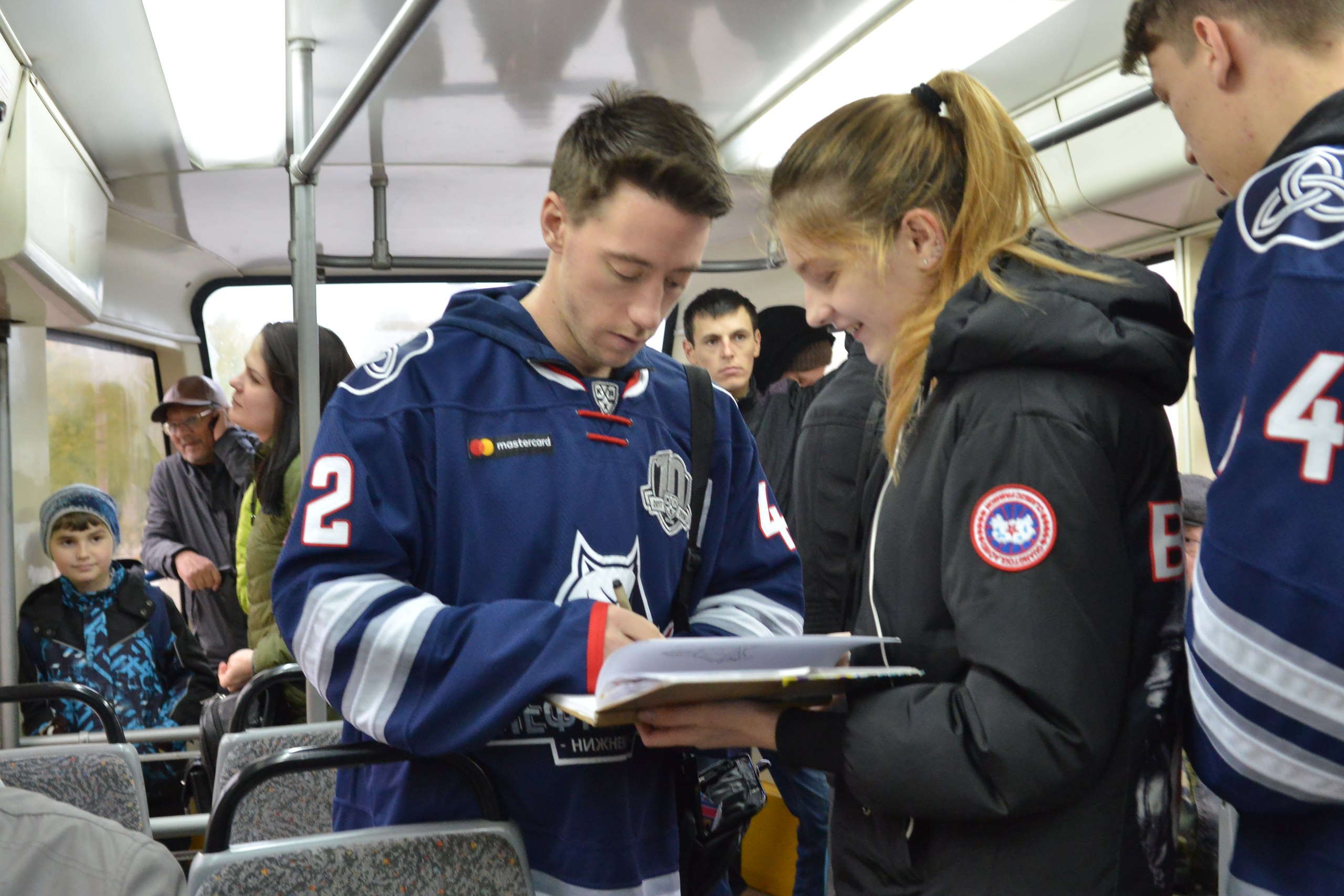 Интересная акция хоккеистов клуба &#171;Нефтехимик&#187;