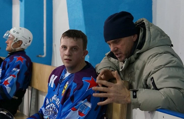 Тренер ХК &quout;Союз&quout; (Спасск) объясняет что-то капитану команды