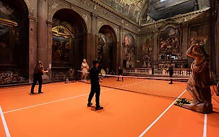 Художники превращают теннис в искусство. Для этого даже строят корт в церкви