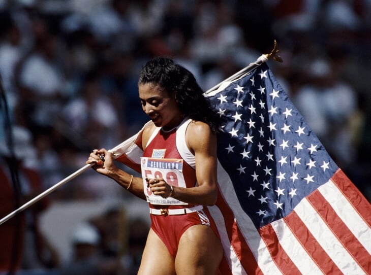 На 100-метровке пал олимпийский рекорд: держался 33 года, установила американка с ногтями по 15 см – ее подозревали в обмане