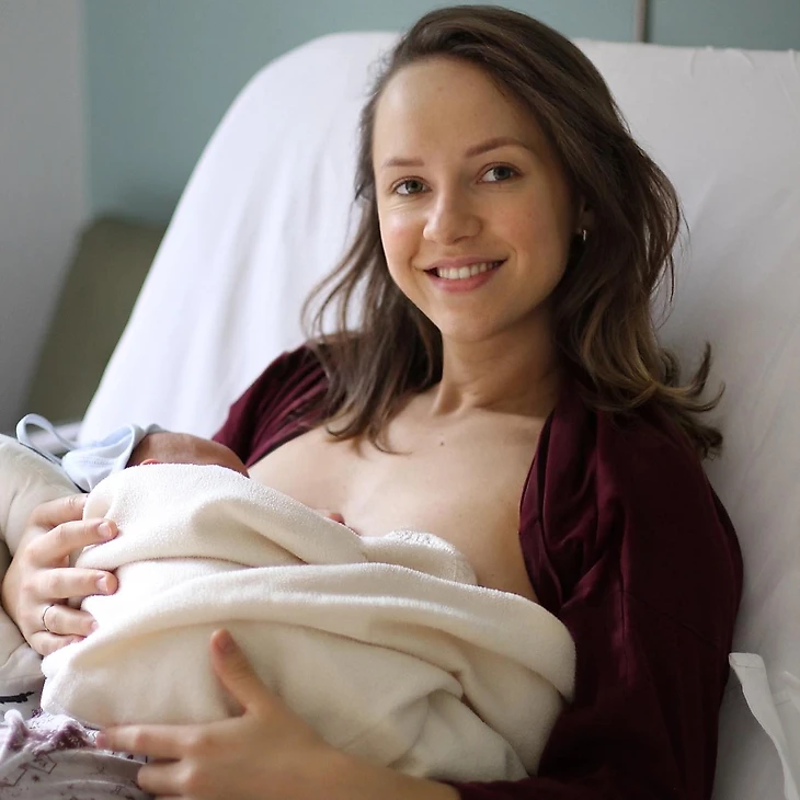 Үлкен кеуделерді сауып жатқан фотосуреттер