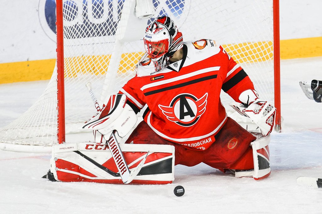 Привоз дня: вратарь «Автомобилиста» (кстати, у него контракт на 90 млн) не увидел шайбу, остановился – и подарил победу сопернику