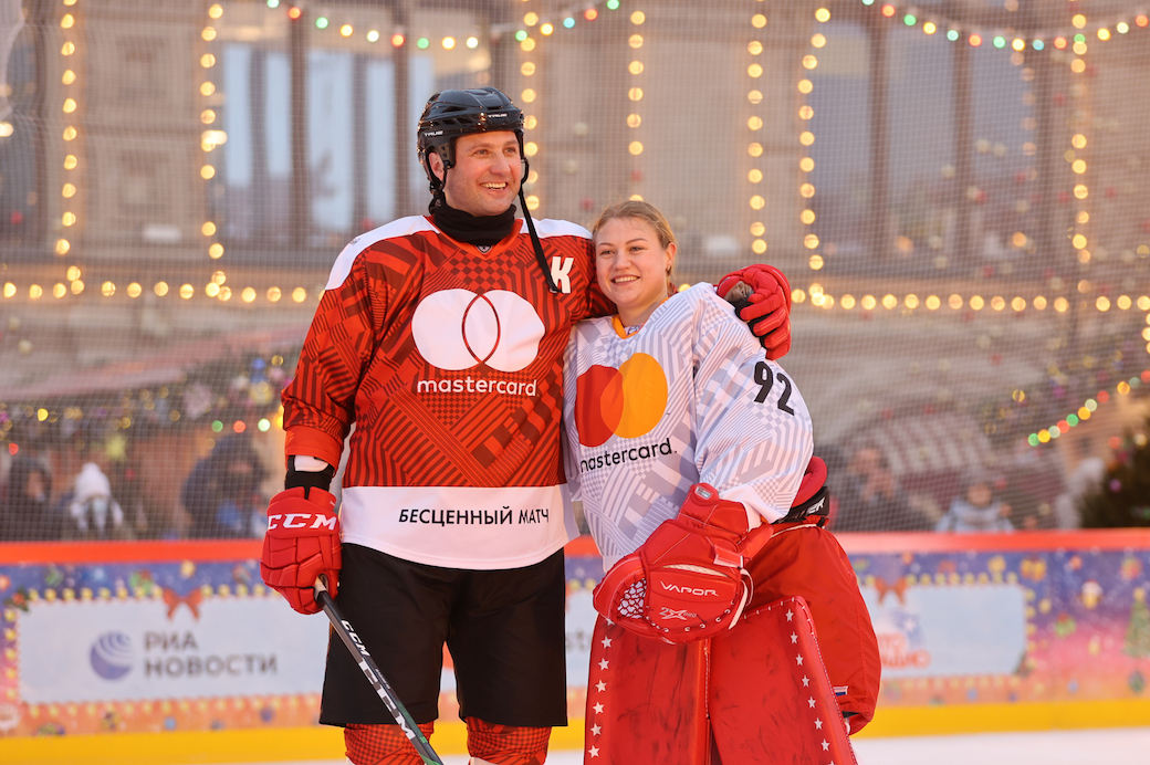 Президент КХЛ не забросил сестре, Яшину не позволяли расслабиться. Сюжеты матча на Красной площади