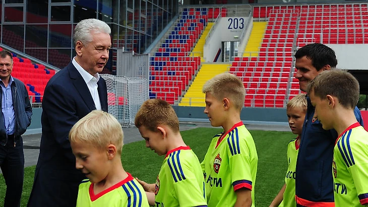 Воспитанники ДЮСШ ЦСКА и Сергей СОБЯНИН. Фото Александр ФЕДОРОВ, &quout;СЭ&quout;