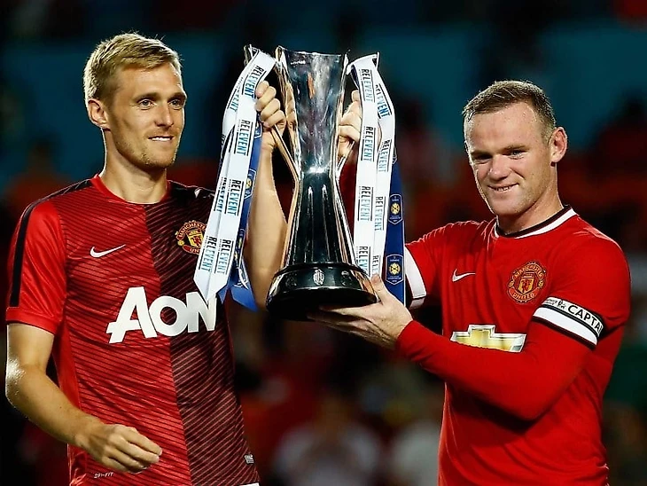 Руни и Флетчер поднимают Международный Кубок Чемпионов после победы над «Ливерпулем»