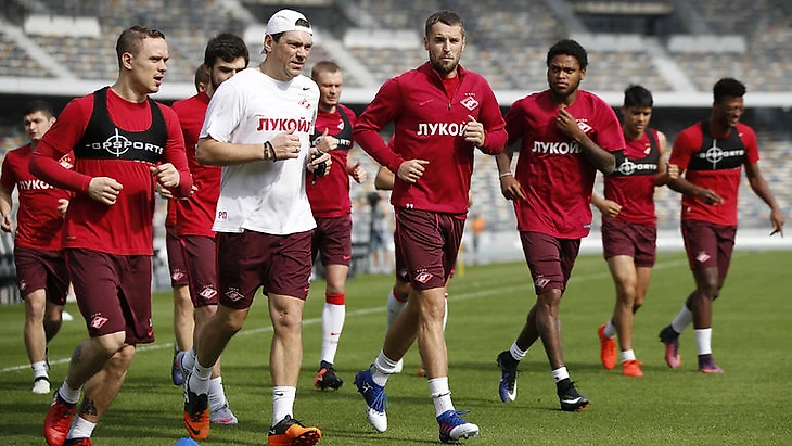 Роман ПИЛИПЧУК (в белом) на тренировке &quout;Спартака&quout;. Фото Алексей ИВАНОВ, &quout;СЭ&quout;