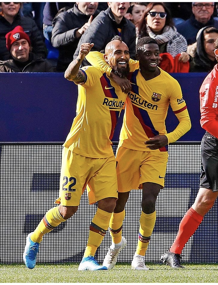 «Барселона» с помощью голов Суареса и Видаля с трудом обыграла последнюю команду чемпионата
