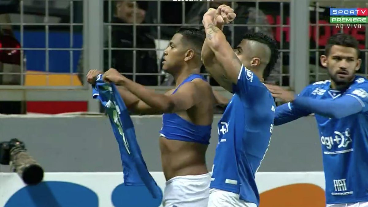 Педро Роша забил за «Крузейро» и снял футболку. Ему показали желтую, а гол отменили после VAR