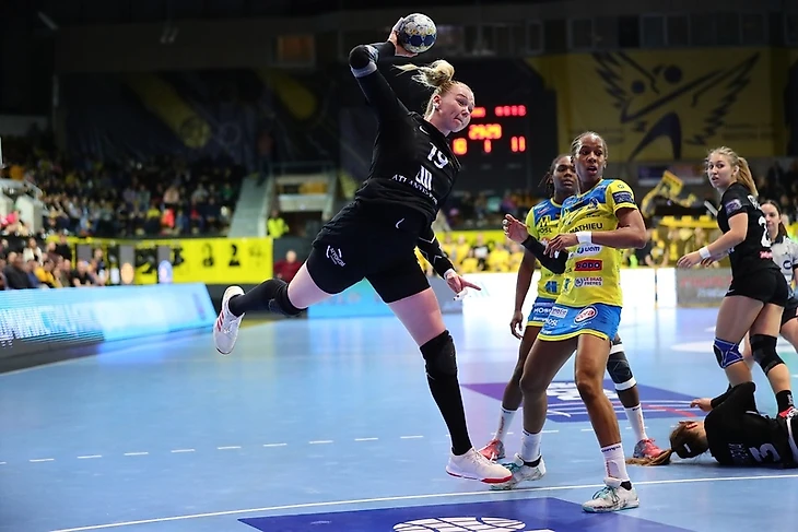 Луисе Бургорд: "Большую часть времени на видеозанятиях разбирали игру Вяхиревой", изображение №2