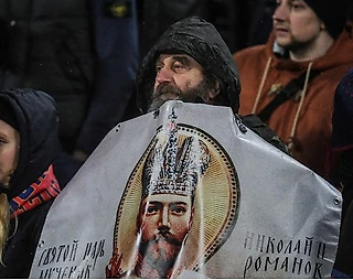Фанат ЦСКА с плакатом Николая Второго на матче в Белграде