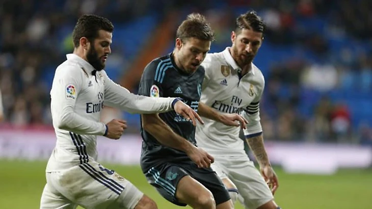 Ильярраменди борется за мяч с Начо и Рамосом