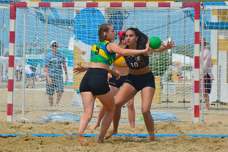 Все на пляж. "Луч" солнца. Золотого? Воспитанницы Александра Романова сенсационно выбились в лидеры!, изображение №2