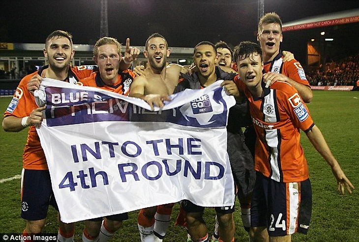 Игроки празднуют выход в 4 раунд