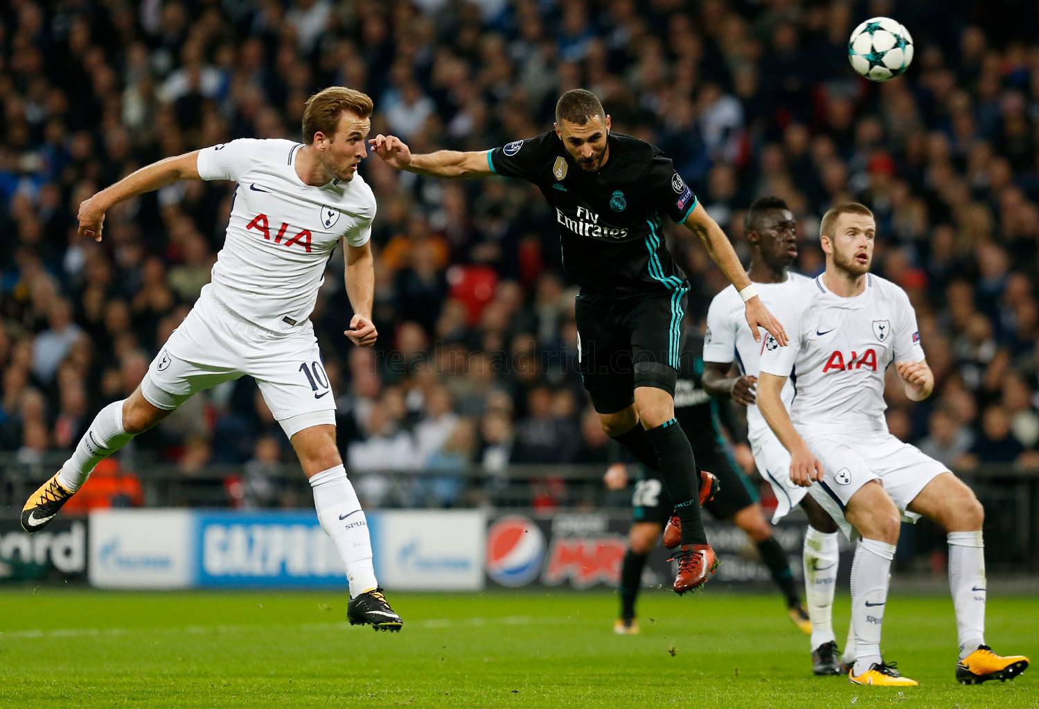 Реал мадрид сколько лч. Тоттенхэм против Реал Мадрид. Великий Реал Мадрид. Real Madrid Vertical. Tokio Madrid Berlin.