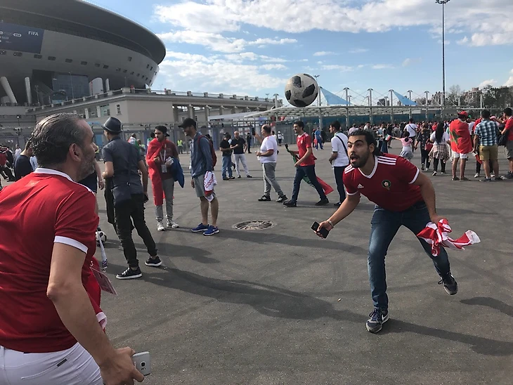 Марокканцы играют в футбол в Петербурге