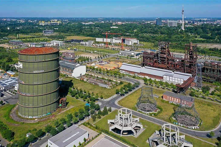 Структурные изменения в Дортмунде в одной картинке. После закрытия завода по выплавке чугуна Hoesch, участок был превращен в коммерческую и рекреационную зону.