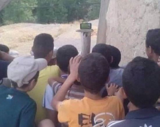 Дети из марокканской деревни смотрели матч сборной на маленьком смартфоне. Бенатия увидел фото и купил им телевизор