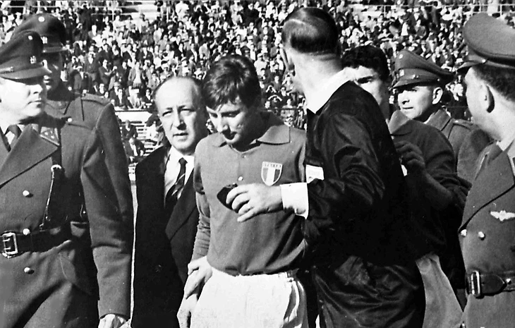 Феррини уходит с поля в сопровождении полиции