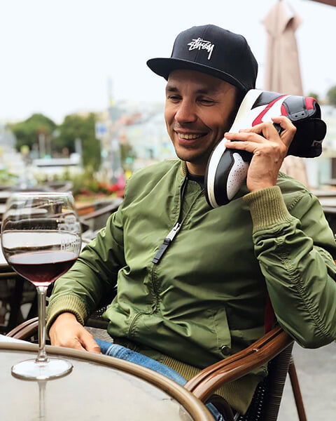 «В НХЛ откровенно тупят, а логотип «Северстали» свежее и актуальнее». Звезда спортивного дизайна – о кроссовках, лучших лого и тенденциях