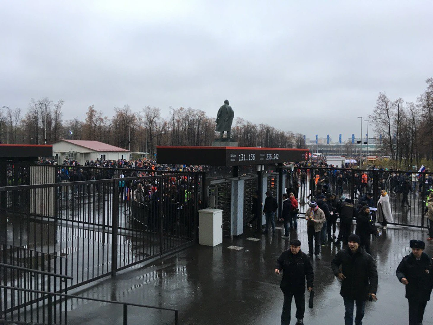 Каждая входная группа огорожена высоким забором с турникетами.
