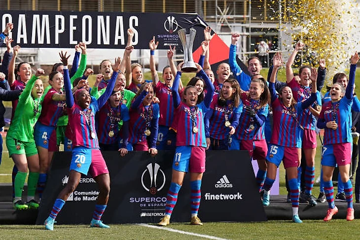 Alexia Putellas of FC Barcelona celebrates with the trophy after the Supercopa de Espana Femenina Final match between FC Barcelona and Atletico de...