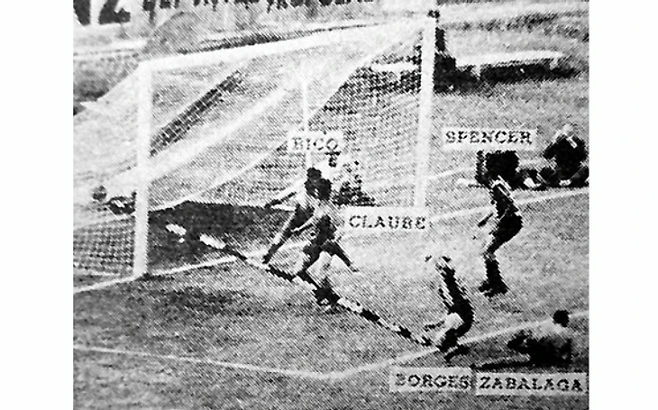 Карлос Борхес забивает гол в ворота «Хорхе Висельман». Это первый гол в истории Копа Либертадорес