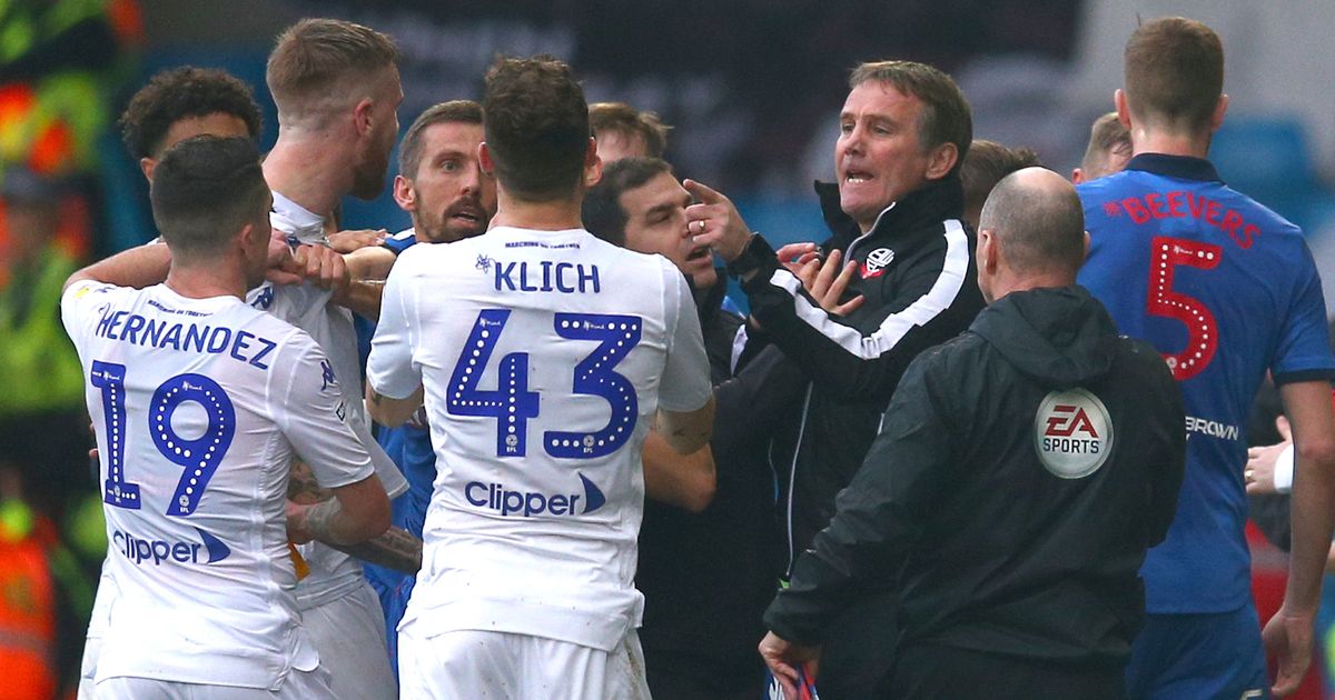 Игрок «Лидса» налил сопернику воды за шиворот. Тот не оценил