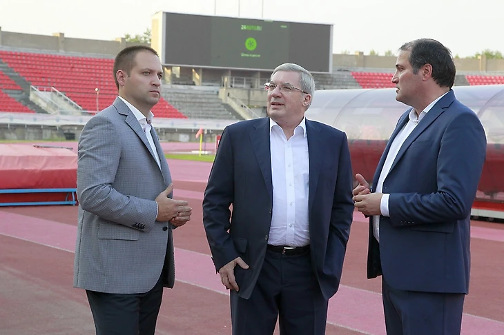 Губернатор Красноярского края Виктор Толоконский (в центре), министр спорта Красноярского края Сергей Алексеев (слева) и директор &quout;Енисея&quout; Денис Рубцов